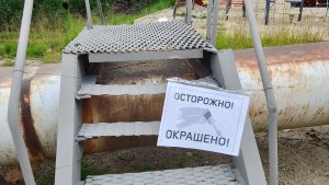 Покрасили поверх дыр: в Никеле коммунальщики оригинально «отремонтировали» лестницу