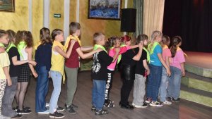 Отдохнули более 400 детей: в Мурманске смену оздоровительного лагеря закрыли дискотекой и конкурсами