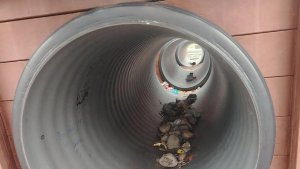 В Полярных Зорях игровые тоннели детской площадки бульвара превратили в свалку