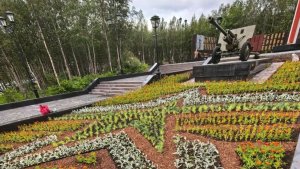 Живой вечный огонь: мемориал в Кировске украсили уникальным цветочным ковром
