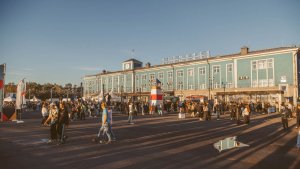 От сальсы и йоги до лепки из глины: в Мурманске на площади у Морского вокзала устроят проводы «бесконечного дня»