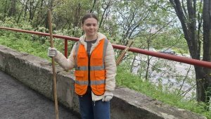«Горжусь тем, что делаю»: школьница вышла на уборку улиц Мурманска