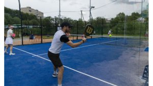 «Работает круглосуточно, свет есть всегда»: В Мурманске открыли самые северные падел-корты