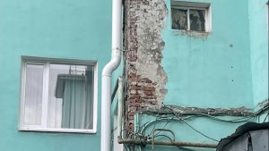 «Видны кирпичи»: в Мурманске памятник архитектуры разваливается после капремонта