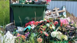 «Контейнеры переполнены с весны»: в Ловозере на кладбище образовалась мусорная свалка