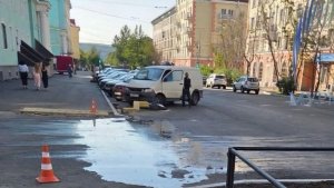 «Гудроновое озеро» и кривой асфальт: мурманчане раскритиковали ремонт улицы Комсомольской
