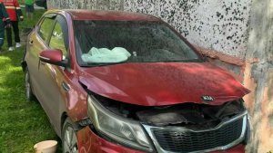 В Кировске иномарка протаранила дом — в ДТП пострадали два человека