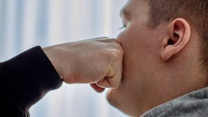 В Ковдоре рецидивист избил парня ради серебряных цепочек и сел в СИЗО