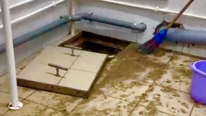 «Захлебываемся в фекальном аду»: в Мурманске соццентр «Радуга» неделю топит канализацией