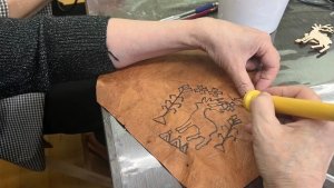 Рисунки выжигателем на шкурах: в Молочном пенсионеров обучили древнему саамскому мастерству