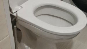 В Мурманске общественную организацию затопило из-за смытых соседями в унитаз памперсов