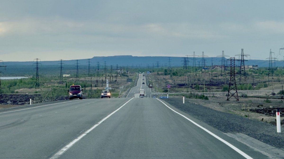 Машины едут на загородной трассе летом.