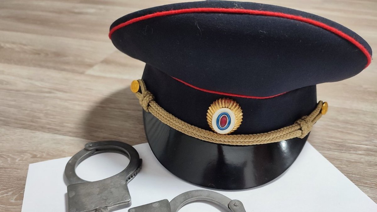 Наручники и фуражка полицейского