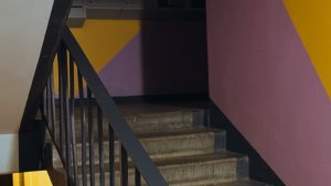 Миссия невыполнима: в Мурманске жильцы дома пытались запихнуть кровать в мусоропровод