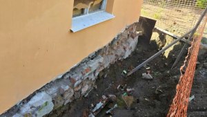 В Мурманске на Папанина больше года не могут закопать опасную траншею во дворе