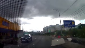 В Мурманске на Радищева ограждение выскочило на дорогу и подрезало машину
