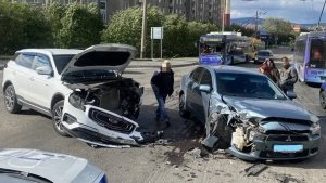 В Мурманске 68-летний водитель отправил в больницу 19-летнего парня
