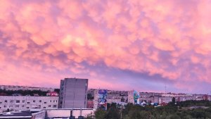 Август — король закатов: житель Кировска заснял в небе над Хибинами розовые облака-«зефирки»