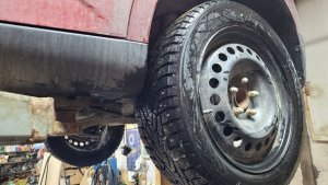 В Полярном водитель отсудил деньги у дорожников за разбитую на яме машину