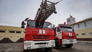 В Апатитах загорелась пятиэтажка, пострадал один человек