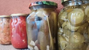 Вкусно и без проблем со здоровьем: жителям Заполярья рассказали, как правильно делать заготовки