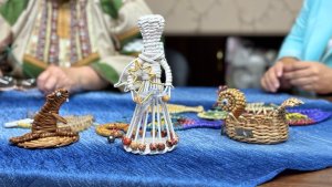 На одно изделие уходит 3-4 дня: северянка создаёт уникальные вещи из бумажной лозы