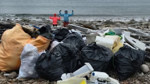 Таинственный аппарат и горы мусора: волонтёры продолжают очищать пляжи Териберки