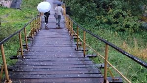 «До магазина теперь полкилометра»: в Североморске закрыли лестницу ради ремонта, которого пока нет