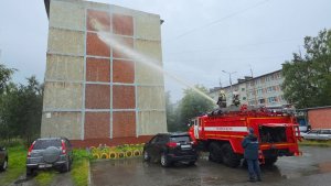 В Апатитах пожарные отмыли стену пятиэтажки под масштабный мурал со святыми