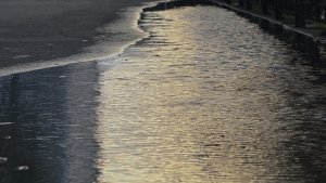 «Тонны воды на асфальте»: в Мончегорске затяжные дожди вскрыли проблему недействующих ливнёвок