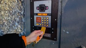 В Мурманске юные вандалы сожгли камеру домофона на подъезде