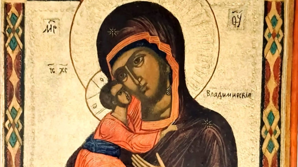 На иконе изображена Божия мать с младенцем на руках.