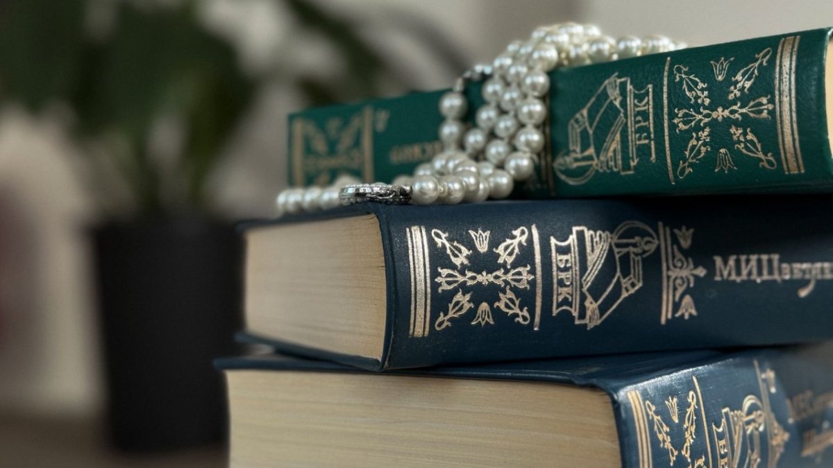 Книги лежат на столе