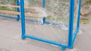 Разбили все стекла: в Мурманске вандалы разгромили остановку на улице Скальной