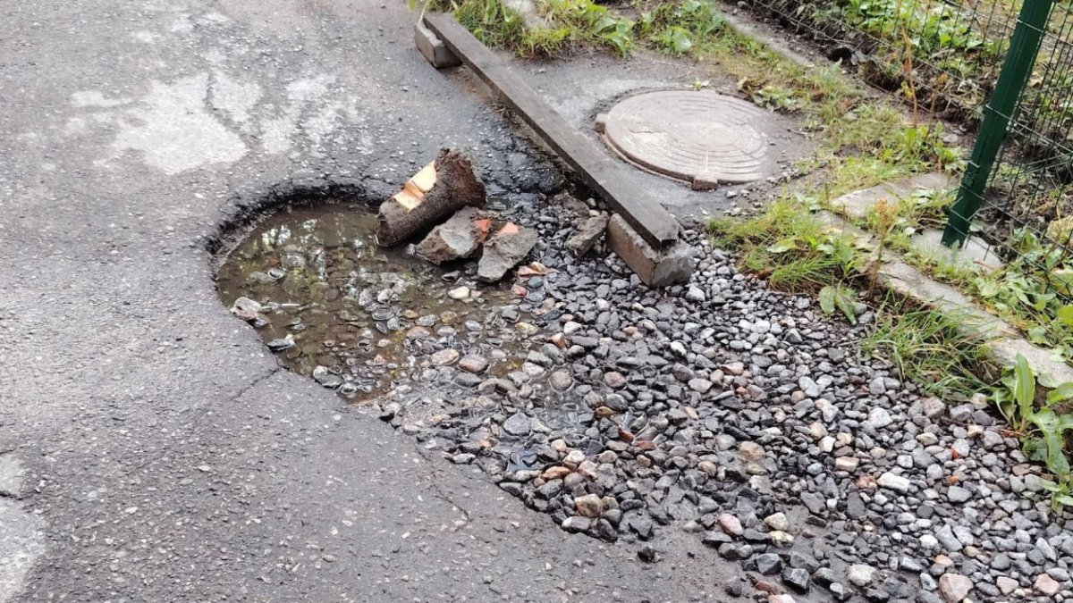 Разбитый асфальт во дворе