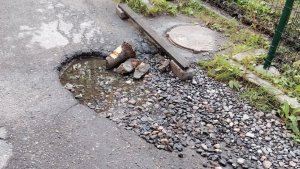 «Помойку так и не убрали»: мурманчан волнует состояние придомовой территории на проспекте Ленина