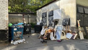 «Дом живет практически на свалке»: двор на Кольском в Мурманске завалили мусором