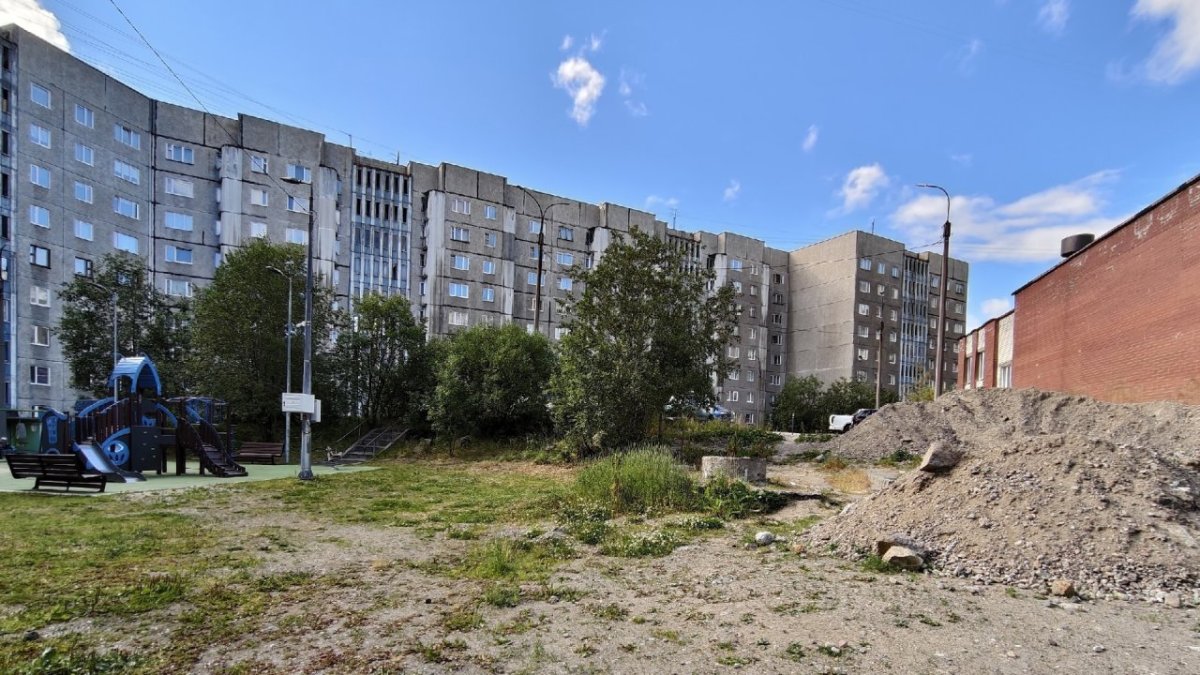 Детская площадка у раскопок во дворе