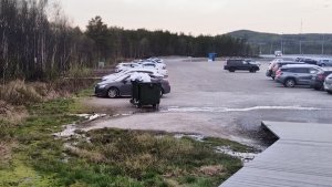 «Стоит человек 30, а лавочка одна»: мурманчане предложили дооборудовать автобусную остановку у «Снежинки»