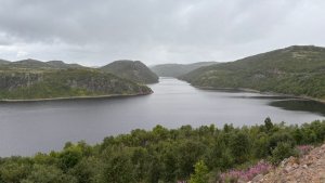 «Высота водопада около 10 метров»: туристов в «Териберке» просят не рисковать жизнью ради красивых фото
