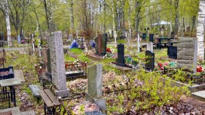 «Разливается ручей»: в Княжей Губе из-за повреждения дорожной трубы подтапливает могилу ветерана