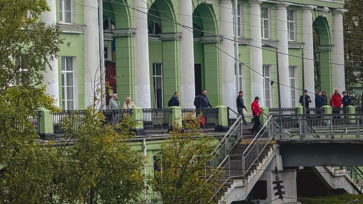 Лестница на перрон вокзала