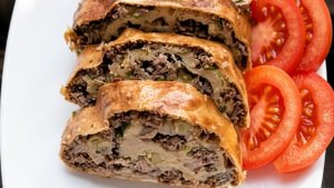 Гости просят рецепт: мясной рулет в тесте с сочной начинкой, который тает во рту и экономит бюджет