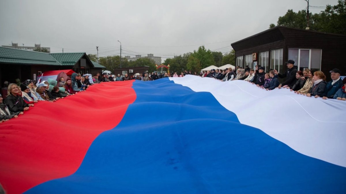 Огромный флаг на набережной