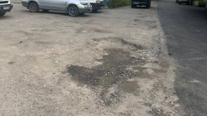 «Оставили огромные дыры рядом»: мурманчан расстроил ямочный ремонт у дома на улице Полярные Зори