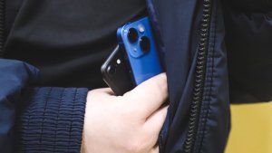 В Мурманске бездомный украл телефон у девочки, а потом обнёс чужой рюкзак