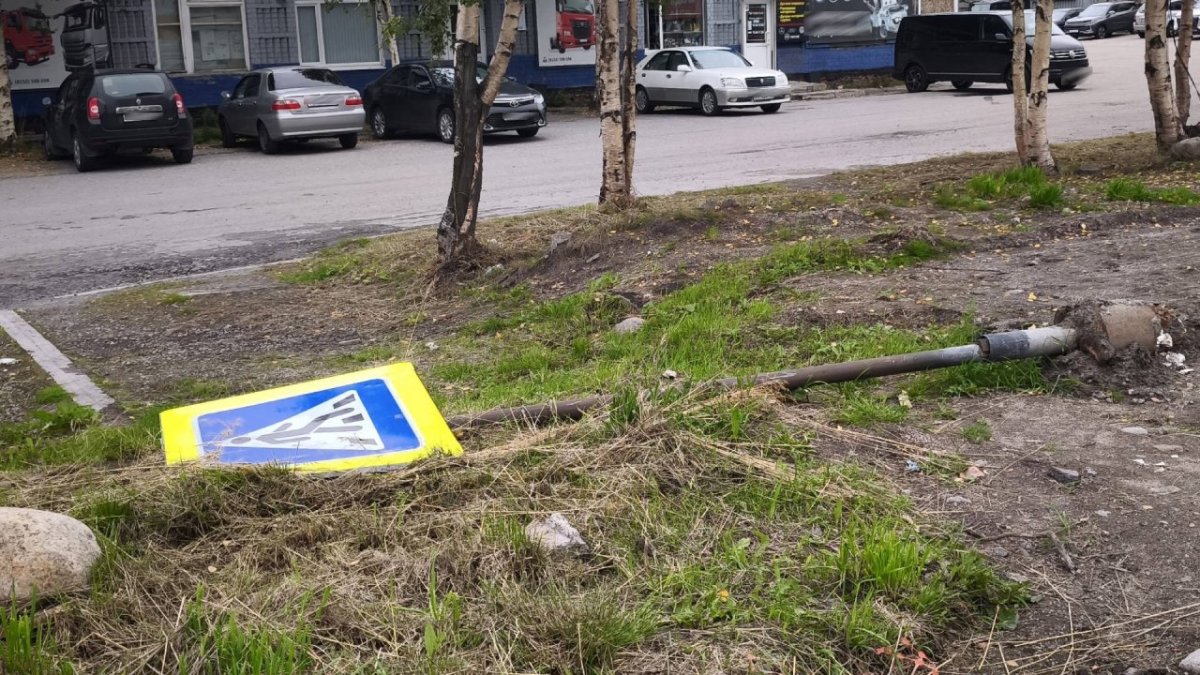 Старый дорожный знак на земле