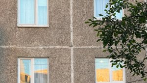 Многострадальная «стена плача»: в Сафонове межпанельные швы дома на Школьной второй год текут после ремонта