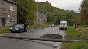 «Один начал падать, второй утащили провода»: на Радищева в Мурманске упали опоры освещения