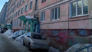 Сняли двери и окна: дом на улице Фисановича в Полярном встречает осень с заброшенным ремонтом